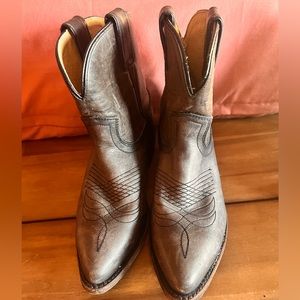 Size 7 women’s Frye Cowboy boot booties
